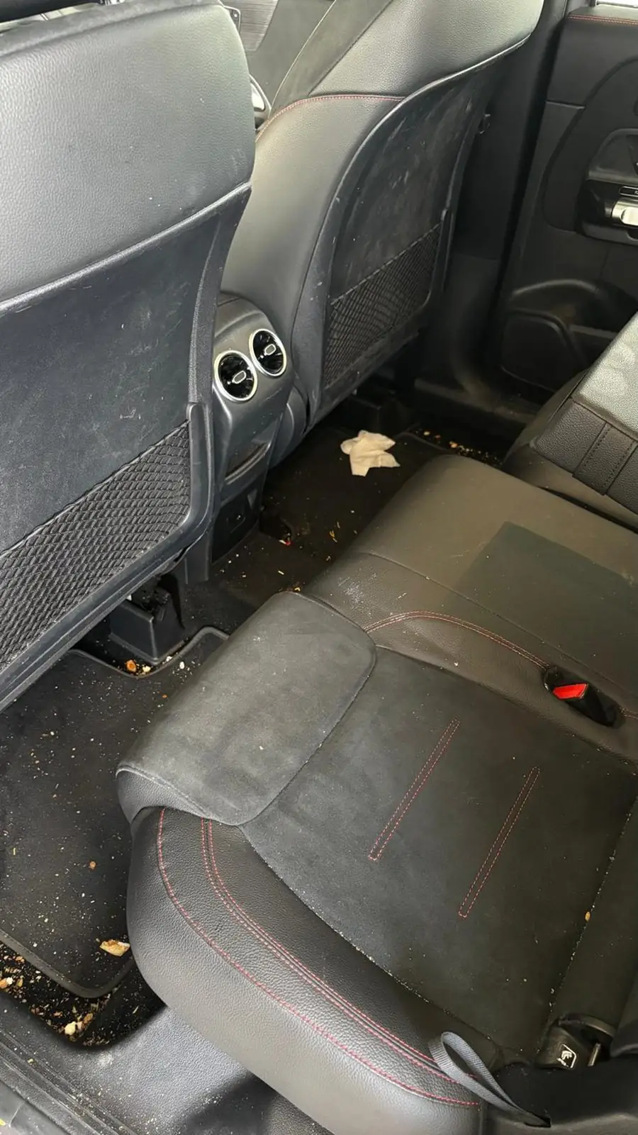 Fahrzeuginnenraum nach der Innenaufbereitung von Fahrtklar – vor der Reinigung